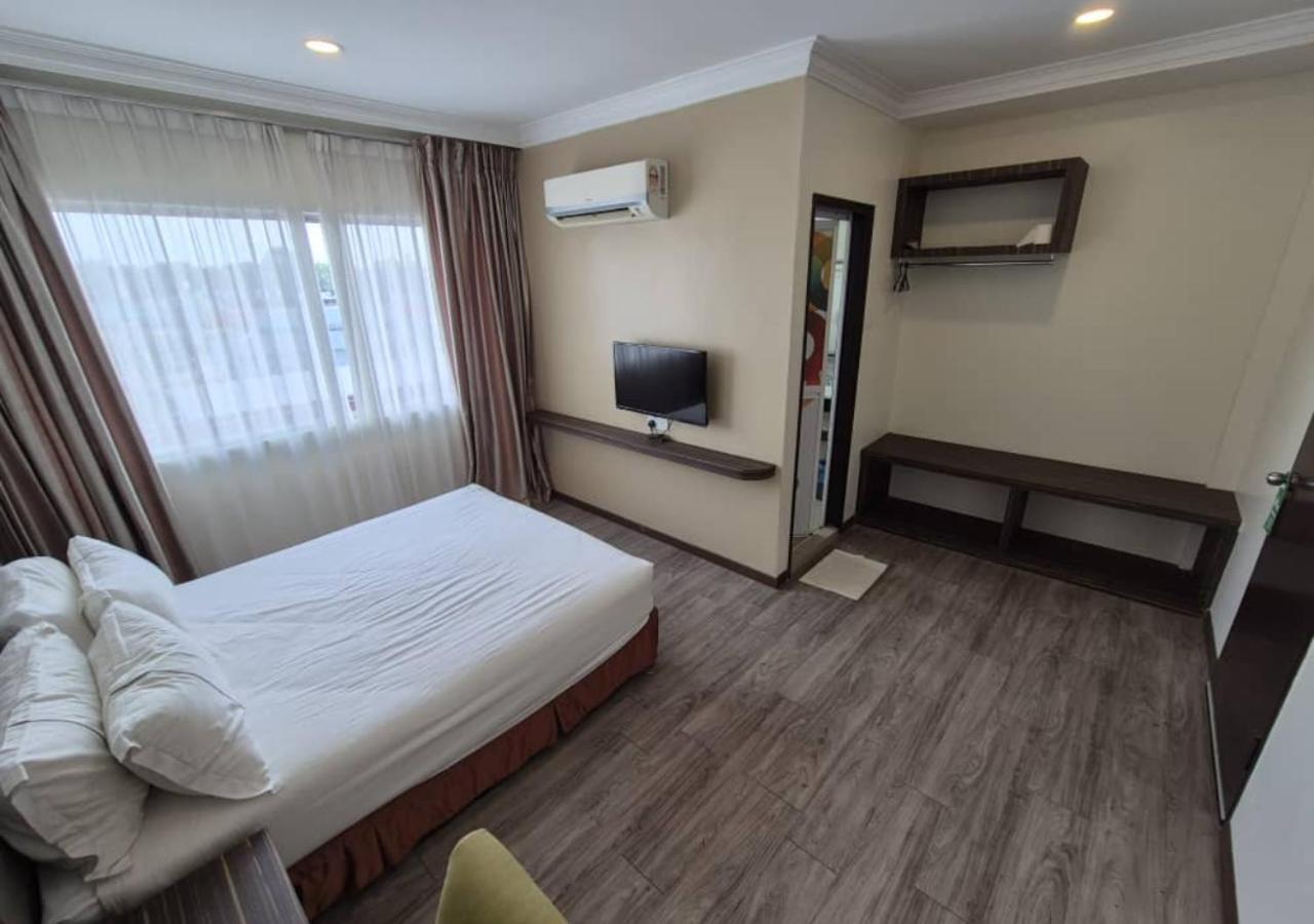 Angsoka Hotel Teluk Intan Exterior photo